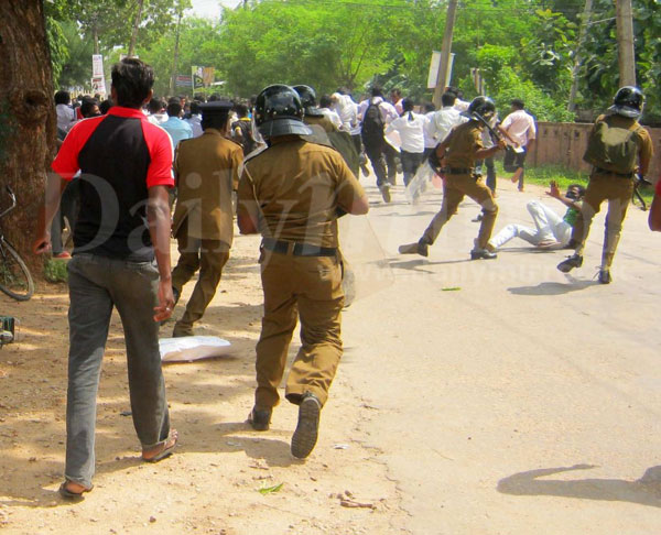 Police baton charge Jaffna students 