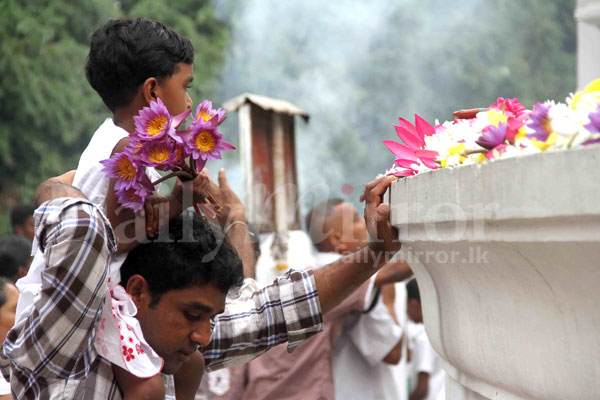 Video: Religious rituals at the Kelani Viharaya