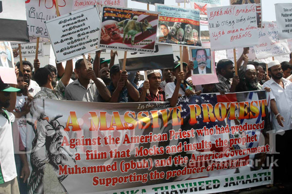 Video: Protest by Muslims in Colombo