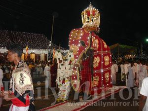 Olaboduwa Viharaya holds Navam Perahera