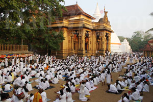 Observing Sil at Kelaniya Raja Maha Viharaya