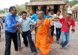 Video: SL monk assaulted