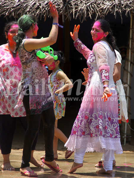 Video: Holi On The Beach: Splash some colour