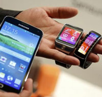 Samsung debuts wearables and latest Galaxy smartphone