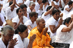 Devotees at Kelaniya