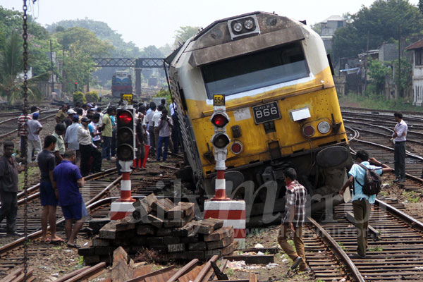 Engine derailed at Maradana 