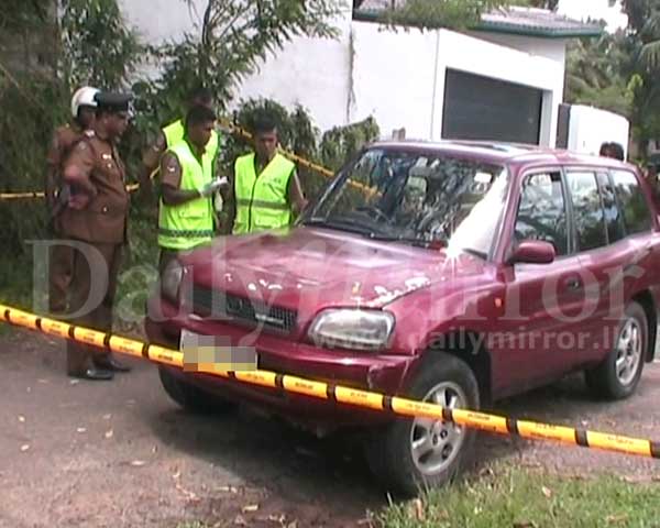 Presidential Secretariat motorcar abandoned at Hanwella